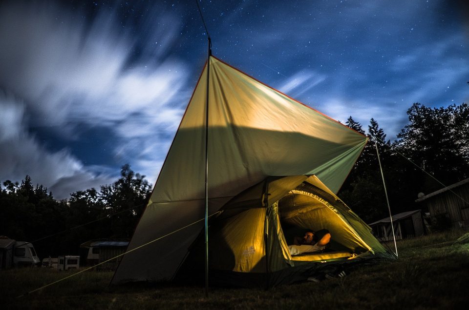 Outdoor-Sommer im Zelt – Einfach losstapfen oder auf Nummer sicher gehen?