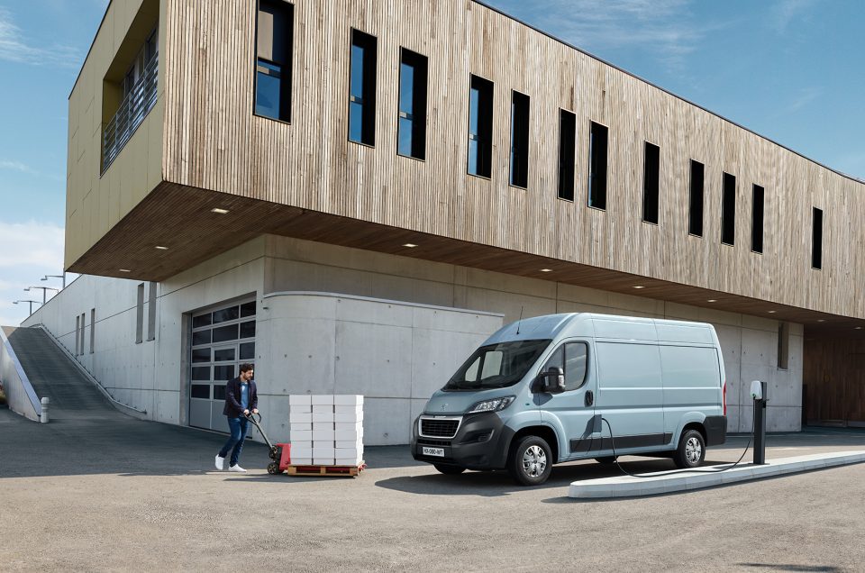 Peugeot e-Boxer: Vielseitiger Elektro-Transporter mit umfangreicher Serienausstattung